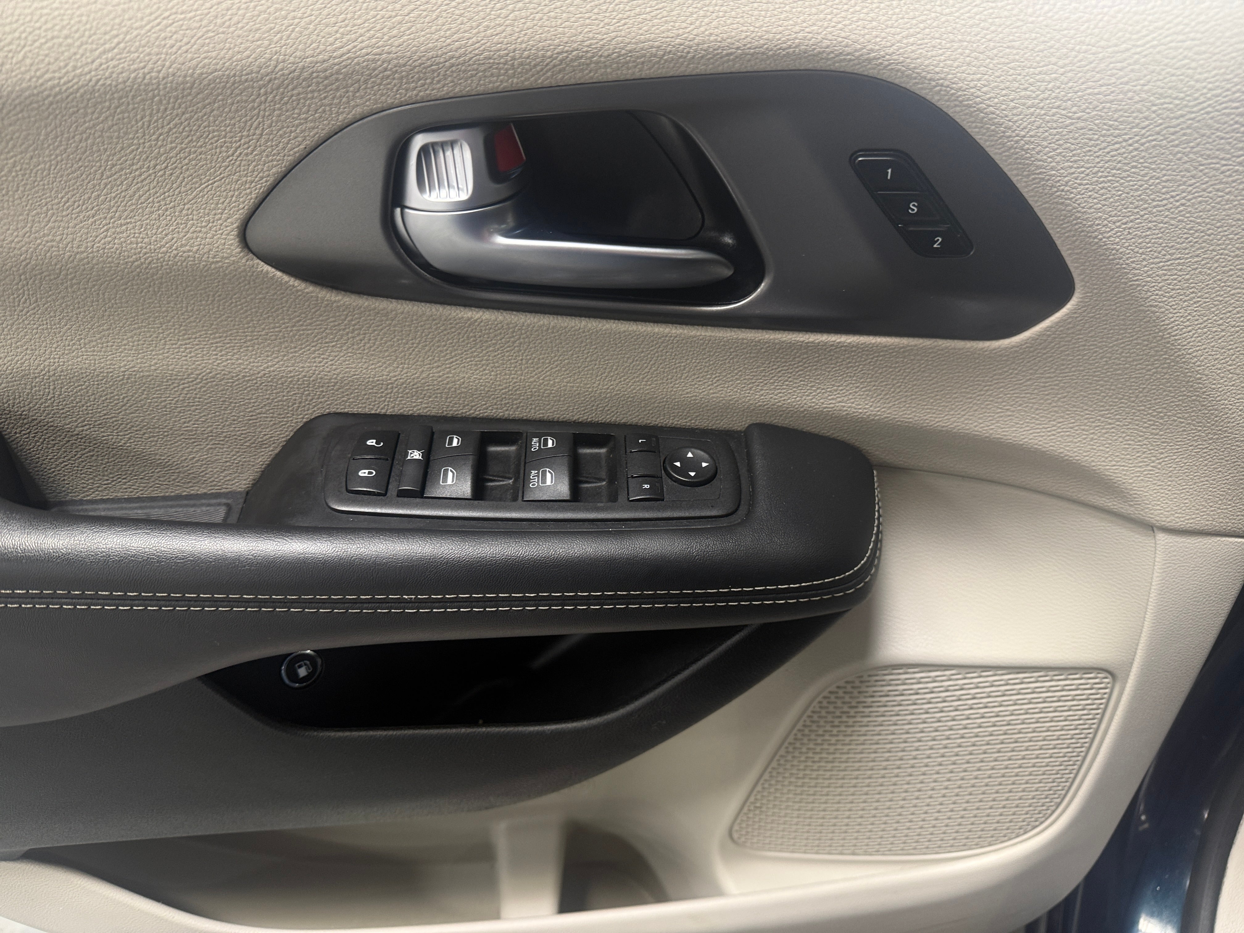 chrysler pacifica phev 2024 2C4RC1S7XRR102696 image chrysler pacifica phev 2024 2C4RC1S7XRR102696 image